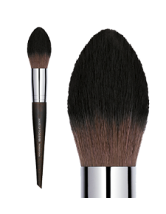 Brocha alargada y cónica para la aplicación de colorete en el lugar adecuado y potenciar los pómulos