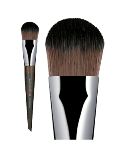 Brochanº 106 para aplicar la base de maquillaje de Make up forever.