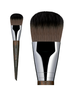 Brocha de maquillaje nº108. Grande plana hecha con fibra sintética lisa de Make up forever.