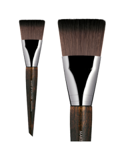 pincel cuadrado y plano, de talla mediana.